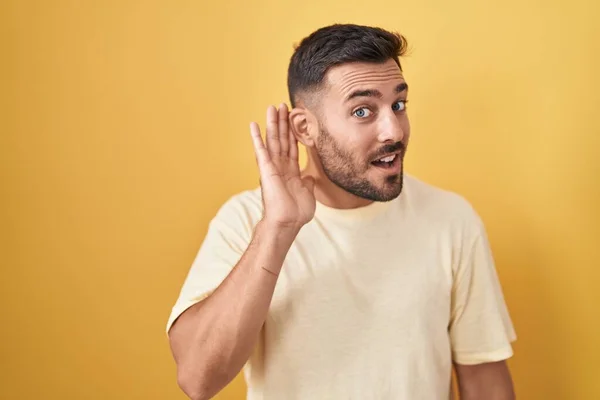 Bonito Homem Hispânico Sobre Fundo Amarelo Sorrindo Com Mão Sobre — Fotografia de Stock