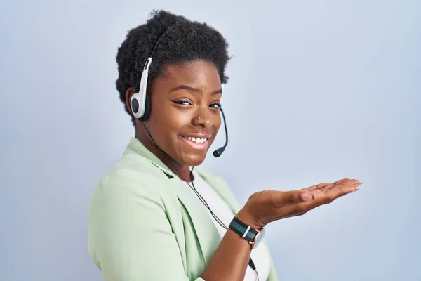 Africká Americká Žena Sobě Sluchátka Agenta Call Centra Ukazuje Stranou — Stock fotografie