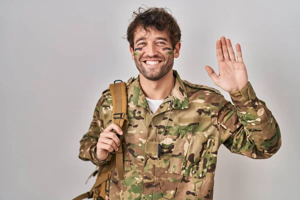 Spanskættede Unge Mann Med Kamuflasjeuniform Som Sier Hei Glade Smilende – stockfoto