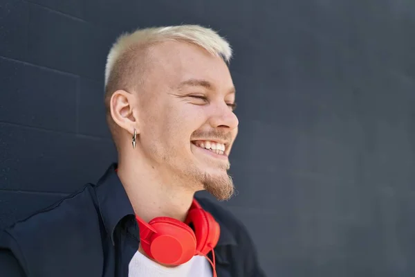 Young Caucasian Man Smiling Confident Wearing Headphones Isolated Black Background — ストック写真