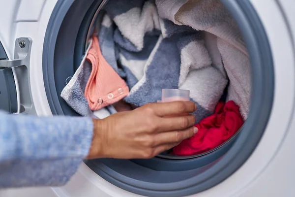 Ung Kvinna Häller Rengöringsmedel Tvättmaskin Tvättstugan — Stockfoto