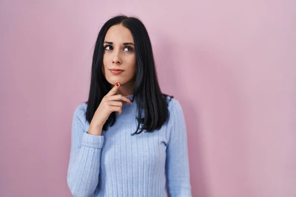 Hispanic Woman Standing Pink Background Thinking Concentrated Doubt Finger Chin —  Fotos de Stock