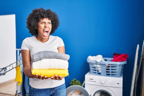 Black Woman Curly Hair Holding Clean Laundry Angry Mad Screaming — ストック写真