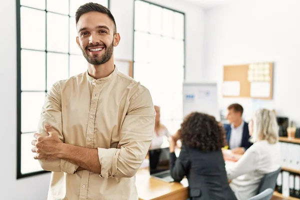 Jonge Latijns Amerikaanse Zakenman Glimlachend Blij Staande Met Armen Gekruist — Stockfoto