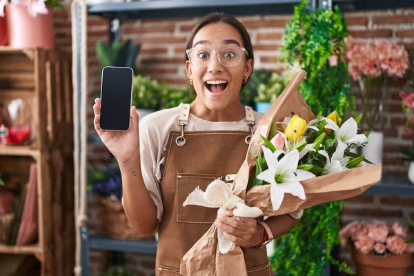 Çiçekçi Dükkanında Çalışan Genç Spanyol Kadın Akıllı Telefon Ekranı Ile — Stok fotoğraf