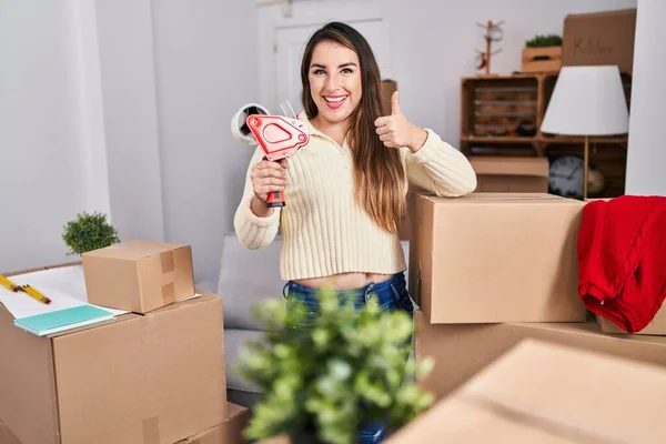 Young Hispanic Woman Moving New Home Packing Boxes Smiling Happy — Stockfoto