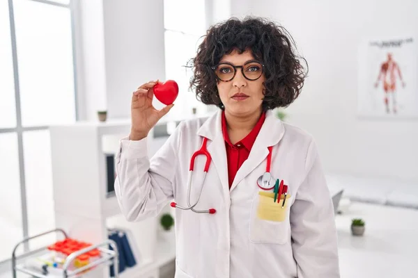 Femeia Doctor Hispanic Părul Creț Care Ține Atitudinea Gândire Inimii — Fotografie, imagine de stoc