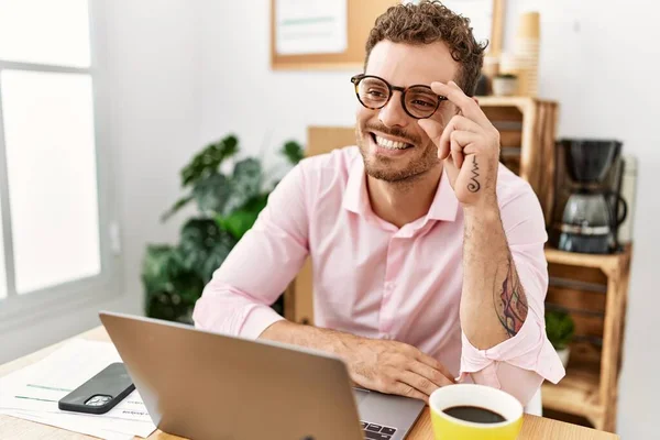 Joven Hombre Hispano Sonriendo Confiado Trabajando Oficina — Foto de Stock