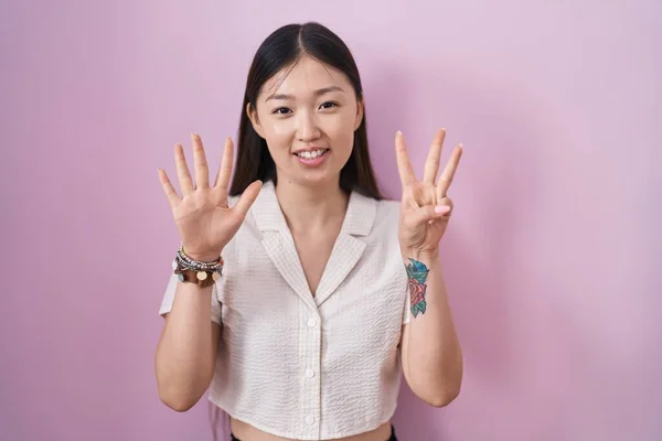 Kinesisk Ung Kvinna Står Över Rosa Bakgrund Visar Och Pekar — Stockfoto