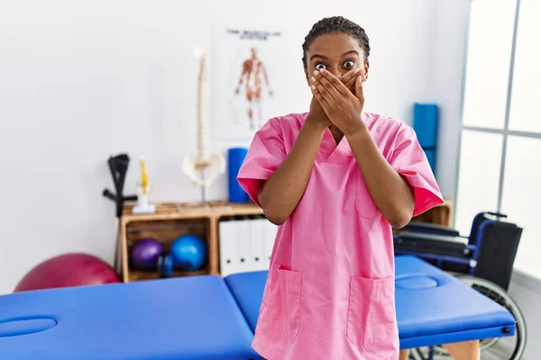 Die Junge Afroamerikanerin Die Einer Schmerzklinik Arbeitet Schockierte Als Sie — Stockfoto