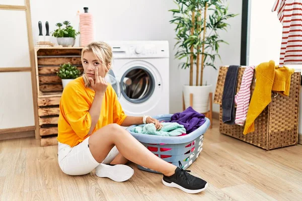 Jovem Caucasiana Colocando Roupa Suja Máquina Lavar Apontando Para Olho — Fotografia de Stock