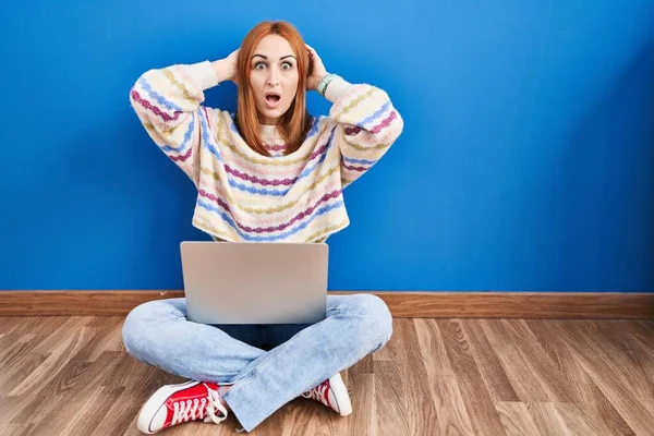 Junge Frau Mit Laptop Hause Auf Dem Boden Sitzend Verrückt — Stockfoto