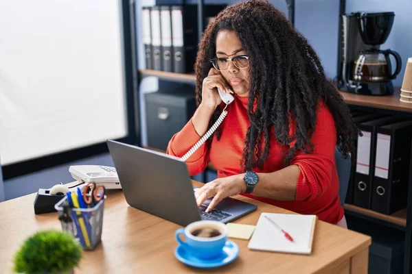 Afrikanisch Amerikanische Geschäftsfrau Telefoniert Büro Mit Laptop — Stockfoto