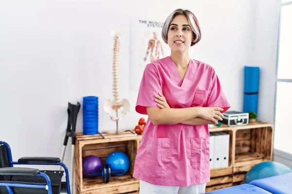 Young Caucasian Physiotherapist Smiling Happy Standing Arms Crossed Gesture Clinic — Stock Photo, Image