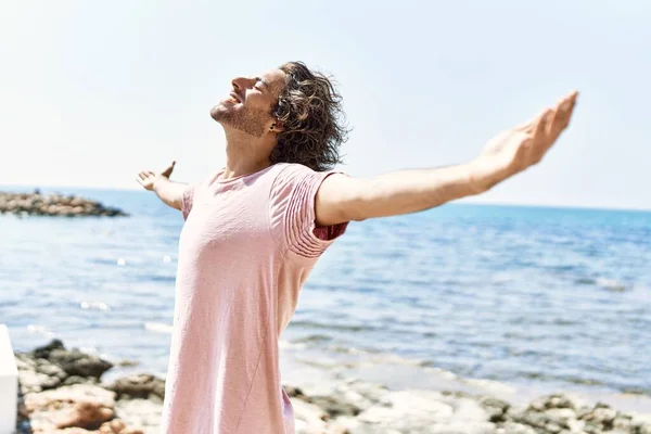 Joven Hispano Respirando Pie Con Los Brazos Abiertos Playa — Foto de Stock