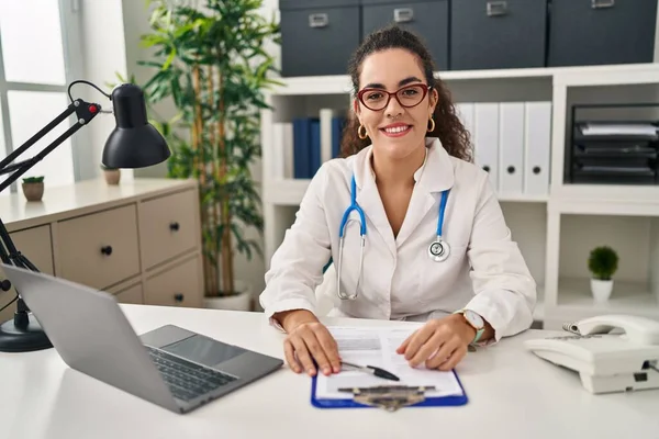 Young Hispanic Woman Wearing Doctor Uniform Stethoscope Happy Cool Smile — Stock Photo, Image