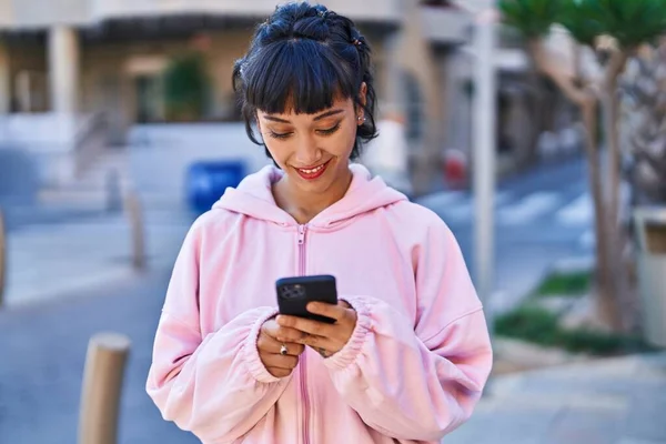 Junge Frau Lächelt Selbstbewusst Mit Smartphone Auf Der Straße — Stockfoto