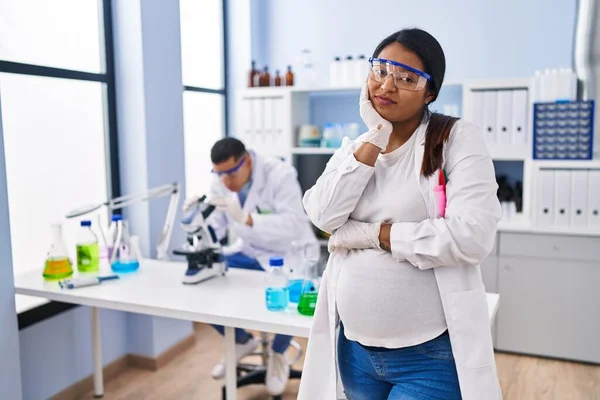 Young Hispanic Woman Expecting Baby Working Scientist Laboratory Thinking Looking — ストック写真