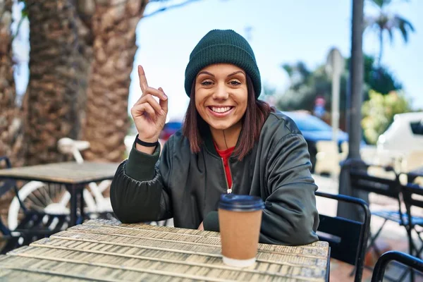 Young Hispanic Woman Drinking Cup Coffee Outdoors Surprised Idea Question — Stock Photo, Image