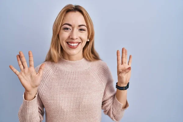 Hispanic Woman Standing Blue Background Showing Pointing Fingers Number Nine — Stock Photo, Image