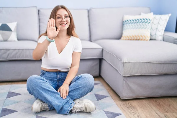 Jonge Blanke Vrouw Zittend Vloer Woonkamer Aarzelend Gedag Zeggen Blij — Stockfoto