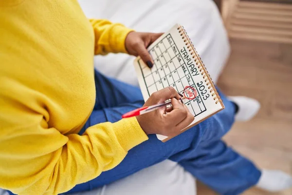 Africano Americano Mulher Escrevendo Calendário Sentado Cama Quarto — Fotografia de Stock