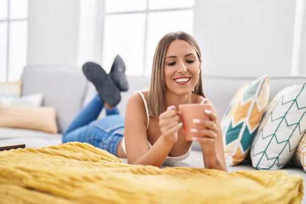 Junge Schöne Hispanische Frau Trinkt Kaffee Liegend Auf Sofa Hause — Stockfoto