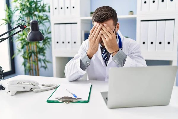 Young Hispanic Man Wearing Doctor Uniform Stressed Working Clinic — 스톡 사진