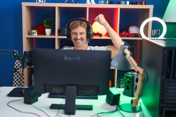 비디오 게임을 간소화하는 방에서 우승자의 표현으로 — 스톡 사진