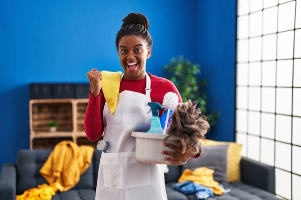 Joven Afroamericano Con Trenzas Limpiando Casa Sosteniendo Productos Limpieza Gritando —  Fotos de Stock