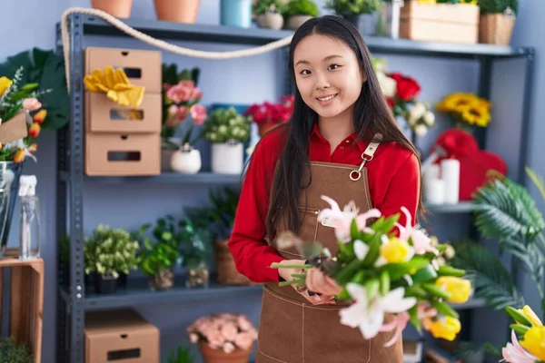 Young Chinese Woman Florist Make Bouquet Flowers Flower Shop —  Fotos de Stock