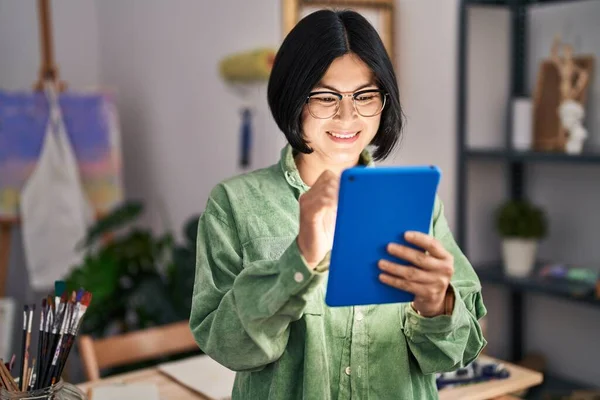 Young Chinese Woman Artist Smiling Confident Using Touchpad Art Studio — ストック写真