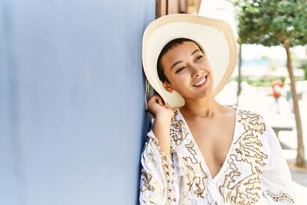 Junge Hispanische Frau Lächelt Selbstbewusst Mit Sommerhut Auf Der Straße — Stockfoto