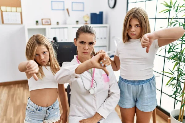 Жінка Педіатр Працює Клініці Двома Маленькими Дівчатами Розлюченим Обличчям Негативний — стокове фото