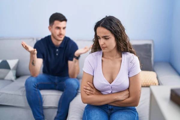 Young Hispanic Couple Arguing Sitting Sofa Home — Stok fotoğraf