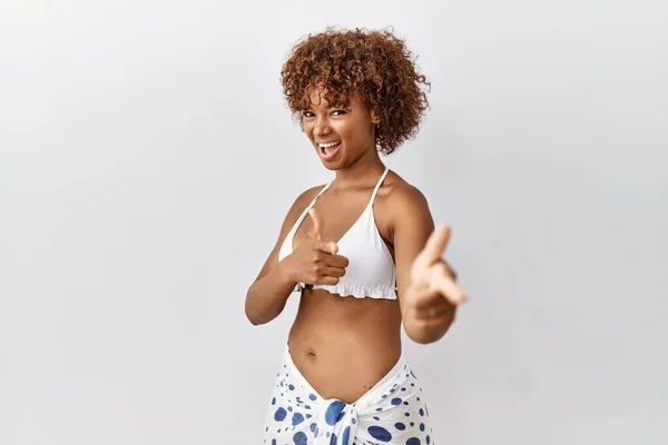 Mujer Afroamericana Joven Con Pelo Rizado Usando Bikini Señalando Los — Foto de Stock