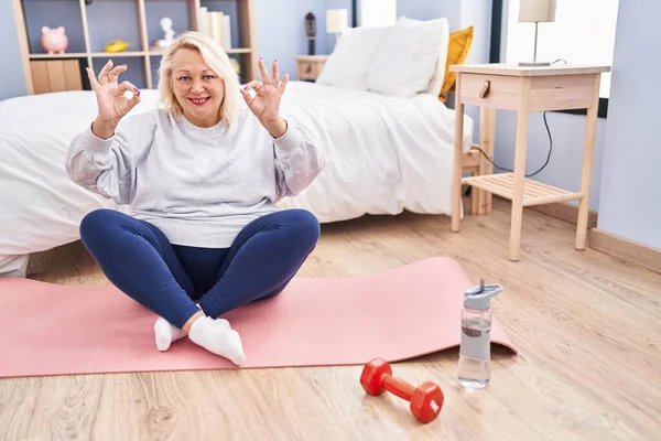 Mulher Loira Meia Idade Fazendo Exercício Ioga Quarto — Fotografia de Stock