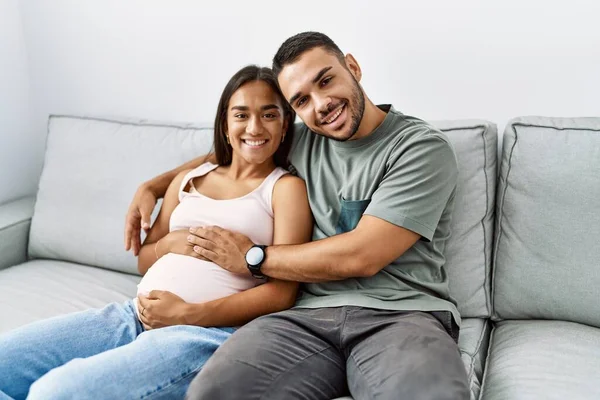 Latino Hombre Mujer Pareja Abrazándose Unos Otros Esperando Bebé Casa — Foto de Stock