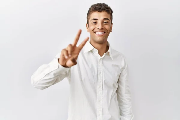 Homem Hispânico Bonito Jovem Sobre Fundo Isolado Sorrindo Olhando Para — Fotografia de Stock