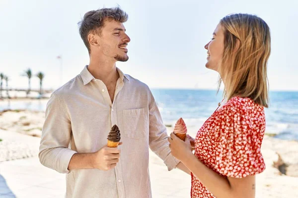 Genç Spanyol Çift Tatilde Gülümseyerek Kumsalda Dondurma Yiyor — Stok fotoğraf