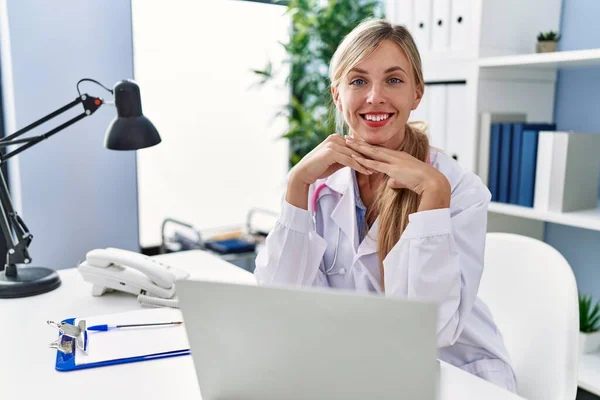 Young Blonde Woman Wearing Doctor Uniform Working Clinic — Foto de Stock