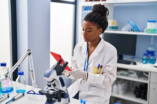 Afričanky Americká Žena Vědec Pomocí Touchpad Pracuje Laboratoři — Stock fotografie