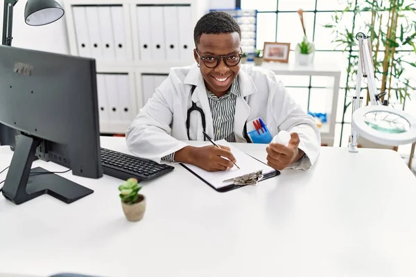 Junger Afrikaner Arbeitet Als Arzt Und Schreibt Pillen Rezept Klinik — Stockfoto