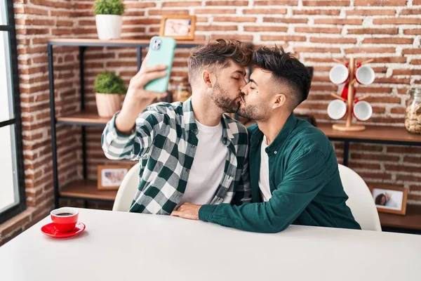 Young Couple Make Selfie Smartphone Sitting Table Home — Stockfoto