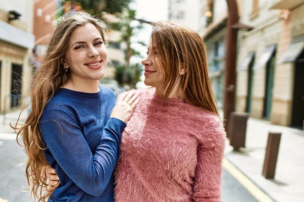 Mère Fille Souriantes Confiantes Embrassant Dans Rue — Photo