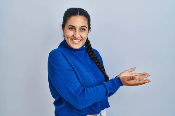 Young Hispanic Woman Standing Isolated Background Pointing Aside Hands Open — Stock Photo, Image