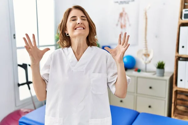 Donna Fisioterapista Mezza Età Che Lavora Alla Clinica Recupero Del — Foto Stock