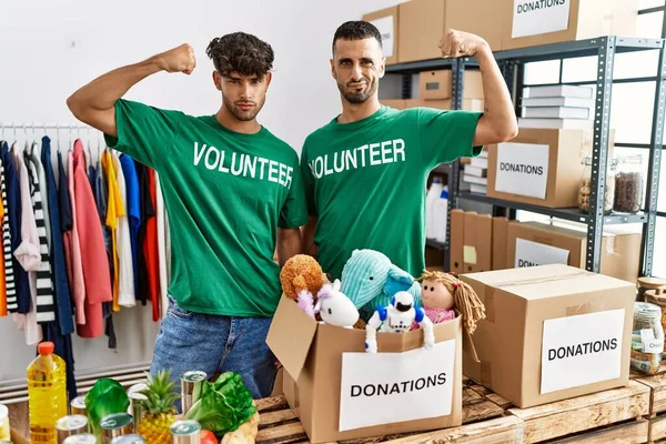 Joven Gay Pareja Vistiendo Voluntario Camiseta Donaciones Stand Fuerte Persona —  Fotos de Stock