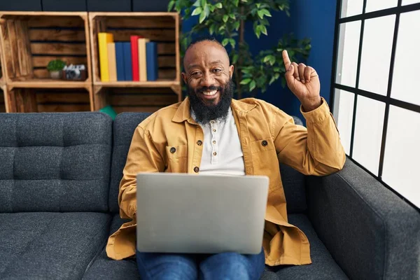 Afroamerikansk Man Använder Laptop Hemma Sitter Soffan Förvånad Med Idé — Stockfoto