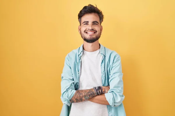 Молодий Іспаномовний Чоловік Татуюваннями Стоять Над Жовтим Тлом Щасливе Обличчя — стокове фото